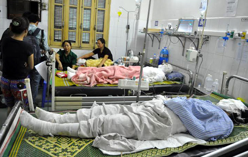 Ba nạn nhân bị bỏng nặng đang được cấp cứu tại bệnh viện Xanh - Phôn.Ảnh: Phương Sơn