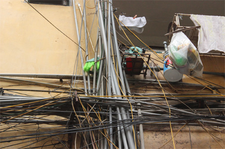 Ống nước đi chung với đường điện, nguy cơ vỡ ống rò nước gây chập cháy rất cao