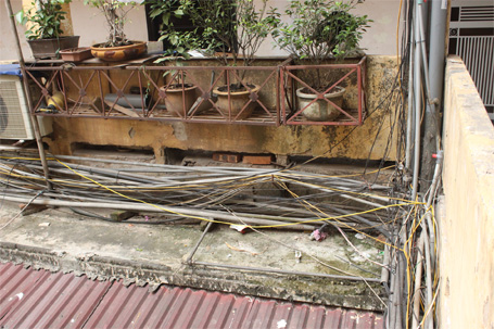 Ống nước đi chung với đường điện, nguy cơ vỡ ống rò nước gây chập cháy rất cao