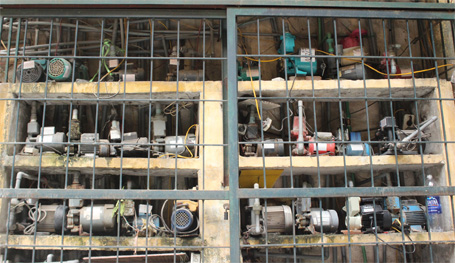 Hệ thống ống dẫn nước từ bể chứa chằng chịt và bẩn thỉu