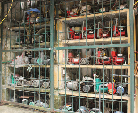 Hệ thống ống dẫn nước từ bể chứa chằng chịt và bẩn thỉu