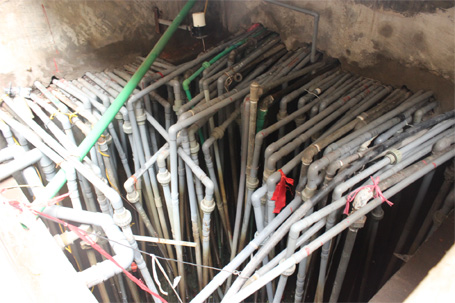 Hệ thống ống dẫn nước từ bể chứa chằng chịt và bẩn thỉu