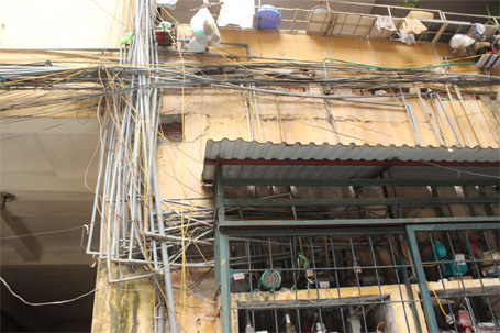Hệ thống dây điện và ống nước chằng chịt quanh tường