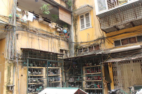 Ống nước đi chung với đường điện, nguy cơ vỡ ống rò nước gây chập cháy rất cao