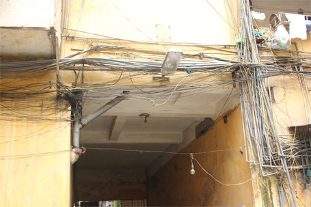 Hệ thống dây điện và ống nước chằng chịt quanh tường