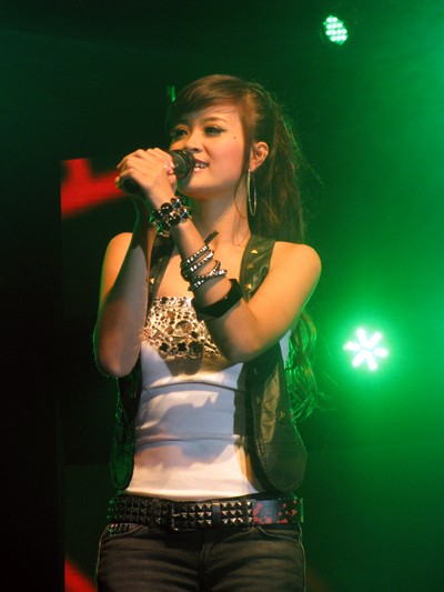 Những ngôi sao trên mạng Vpop một thời, giờ ra sao? Đông Nhi những ngày đầu đứng trên sân khấu.