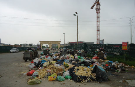 Rác thải đổ bừa bãi ở một khu đô thị ở Hà Nội.