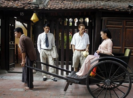 Bối cảnh phim Trò đời chủ yếu là đi mượn và thuê rồi phục dựng lại. Trang phục cũng phải may mới.