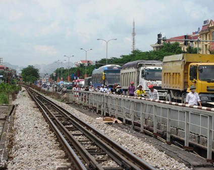 Giao thông trên QL1A di chuyển khá khó khăn