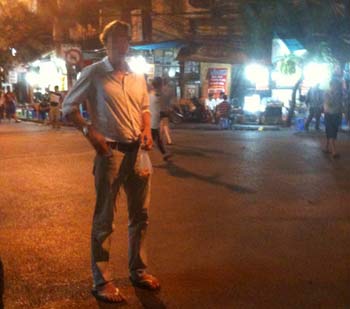 Đi chợ 'sung sướng' Hàng Chiếu cùng Tây ba lô