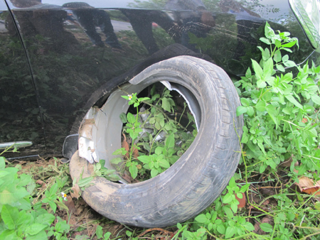 Sau cú băng qua dải phân cách, leo lên vỉa hè, chiếc xế hộp bánh trước nát bét, nổ lốp.