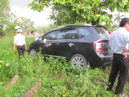 Ngay khi chiếc xe dừng lại, tài xế đã bỏ đi.