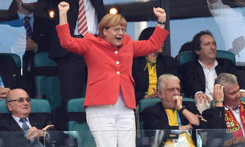 Thủ tướng Angela Merkel nhảy