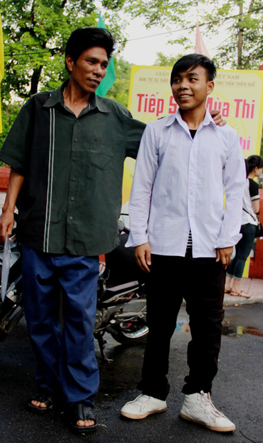 Những thí sinh 'không bao giờ từ bỏ ước mơ' chàng tria tật nguyền đã cùng bố vượt hơn 200 km trên chiếc xe máy cũ mượn của hàng xóm đẻ đi thi đại học. Ảnh: Phúc Nguyễn