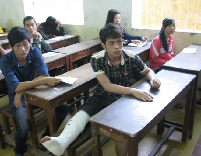 10 sự cố hy hữu trong kỳ thi đại học đợt 2 Nguyễn Hoàng Văn Khôi được đưa từ bệnh viện đến trường thi. (Ảnh: Đình Đình).