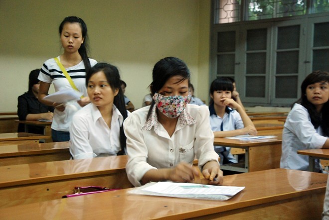 10 sự cố hy hữu trong kỳ thi đại học đợt 2 Thí sinh mang nhiều vết khâu vào phòng thi.