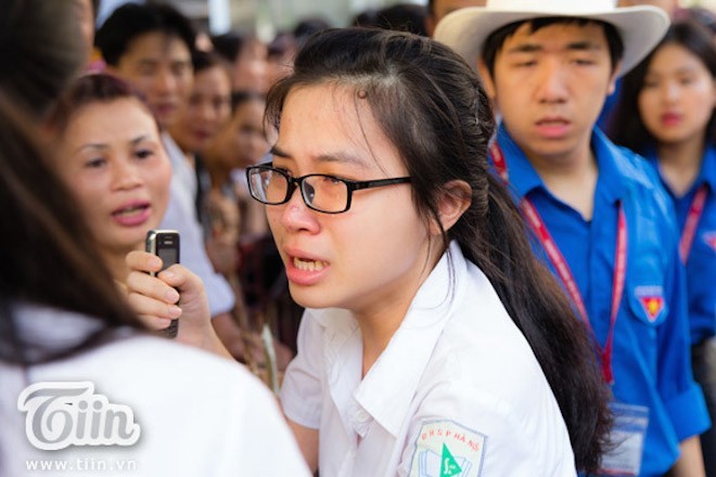 10 sự cố hy hữu trong kỳ thi đại học đợt 2 Nữ sinh bật khóc vì quên máy tính.