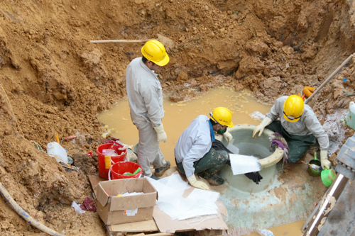 Chỉ sau 5 năm đưa vào sử dụng, đã 8 lần đường ống dẫn nước sông Đà bị vỡ làm ảnh hưởng đến 70.000 hộ dân. Ảnh: Bá Đô