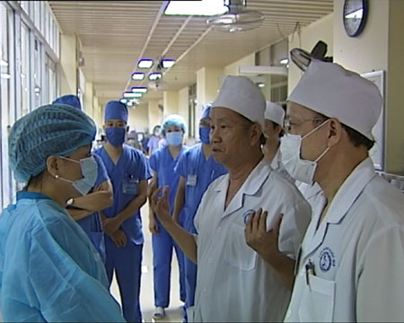 Bộ trưởng Bộ Y tế trao đổi với các y bác sĩ về tình trạng