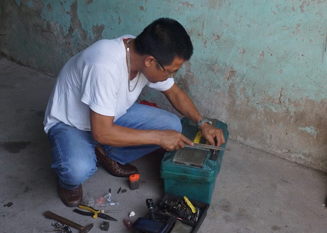 Ngày dũa vài chiếc khóa, tháng kiếm cả ngàn đô