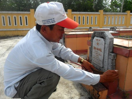 Ông Hà thắp hương tại mộ liệt sĩ Trần Văn Mậu