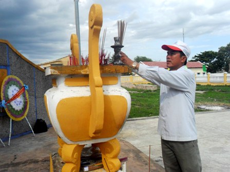 Ông Hà thắp hương tại mộ liệt sĩ Trần Văn Mậu