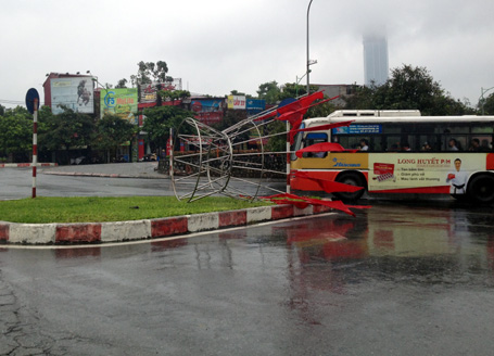 Gió lớn làm bật tung ô dù, biển hiệu trên các tuyến phố ở Hà Nội