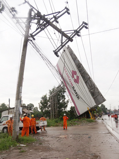 Bình Dương: Biển quảng cáo hàng chục m2 đè gãy 4 trụ điện, mất điện diện rộng bien-quang-cao-1375876436_500x0.jpg