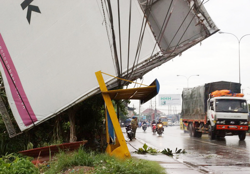 Bình Dương: Biển quảng cáo hàng chục m2 đè gãy 4 trụ điện, mất điện diện rộng de-len-mai-tram-xe-buyt-1375876436_500x0