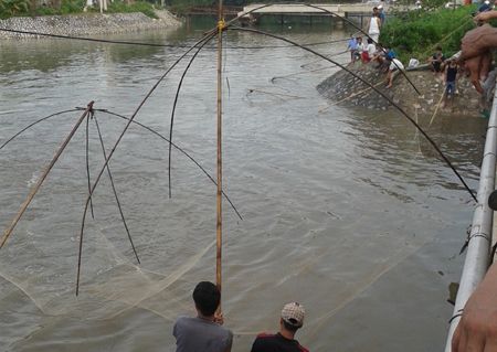 Vó là phương tiện đánh bắt cá chủ yếu trên sông Tô Lịch ngày 10/8.