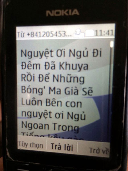 Một tin nhắn có nội dung đe dọa được chị Nguyệt lưu giữ lại.