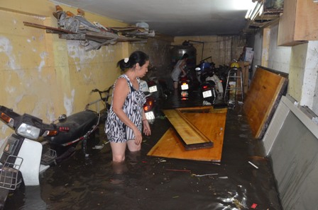 Nước tràn vào nhà ngập lên đến đầu gối