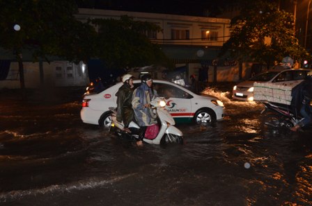Nhiều xe tá ngã vì đường ngập