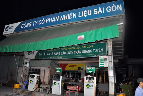 17h, tài xế Trần Thanh Long (58 tuổi) chạy xe bồn chở đầy xăng để tiếp nhiên liệu cho cây xăng dầu thuộc DNTT Trần Quang Tuyến trên đường Nguyễn Hữu Trí (huyện Bình Chánh, TP HCM).