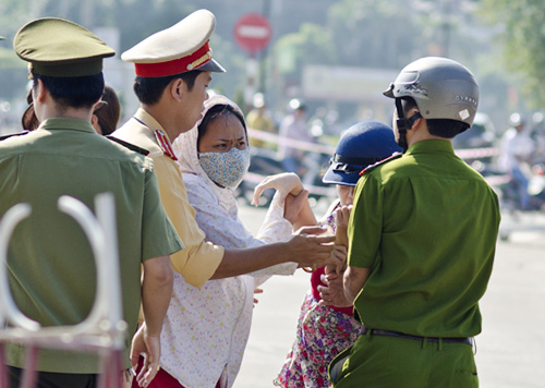 Nhiều người dân ngất lịm