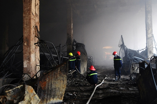 Đống tro tàn này từng là những kios đầy ắp hàng hóa, trị giá cả tỷ đồng.