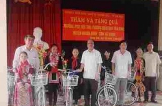 Thăm và tặng quà các trường khó khăn tỉnh Yên Bái và Hà Giang