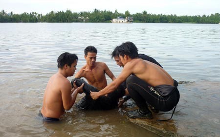 Chuyện về đội cảnh sát  mặc áo bơi người nhái