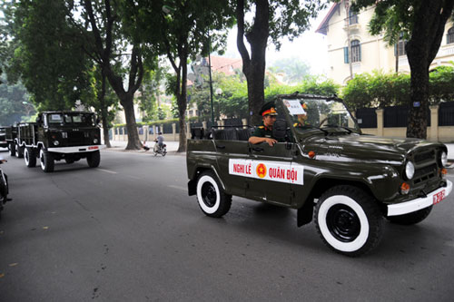 Đoàn xe hộ tống linh cữu Đại tướng chạy tổng duyệt Xe-tang-le-1010-1_1381378683.jpg