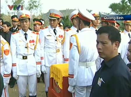 Linh cữu Đại tướng đã được hạ khỏi cỗ linh xa