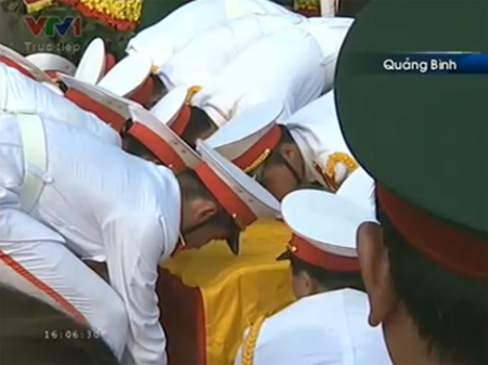 Đưa linh cữu Đại tướng vào phần mộ