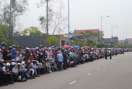 Người dân xếp hàng dài trên đường linh xa đưa Đại tướng đi qua (Ảnh: Đăng Đức)