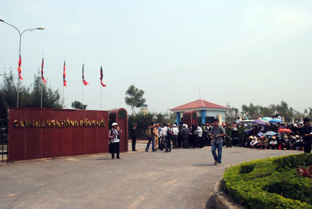 Người dân chờ đón Đại tướng bên ngoài sân bay Đồng Hới (Ảnh: Đặng Tài)