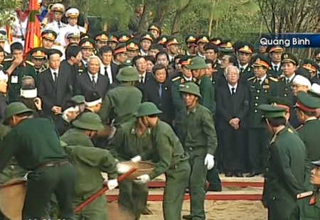 Các chiến sĩ vừa lấp mộ Đại tướng vừa khóc
