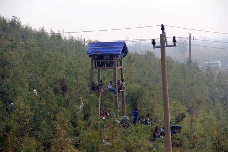 Nhiều người dân đã treo lên cả chòi canh&nbsp;để dõi theo&nbsp;đoàn xe tang&nbsp;Đại tướng.