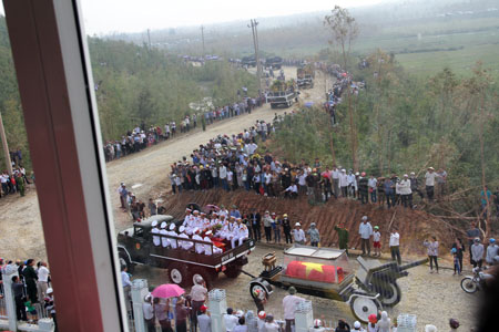 Linh xa chở linh cữu Đại tướng tiến vào núi Rồng (Ảnh: Văn Dũng)