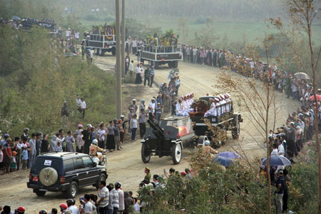 Linh xa chở linh cữu Đại tướng tiến vào núi Rồng (Ảnh: Văn Dũng)