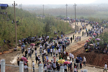 Dòng người ngược lên Núi Rồng chuẩn bị đón đoàn linh xa Đại tướng.