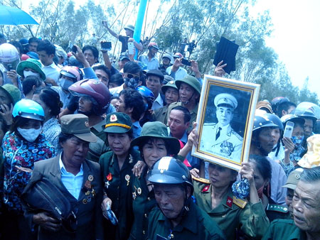 Các cứu chiến binh dơ cao bức chân dung tiễn biệt Đại tướng (ảnh: Đặng Tải)