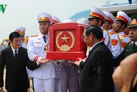 Lãnh đạo Đảng, Nhà nước hộ tống, đưa linh cữu Đại tướng ra linh xa.
